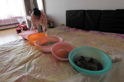 左贡楼上漏水，住户失联，小区没物管，业主维权难！律师来支招……